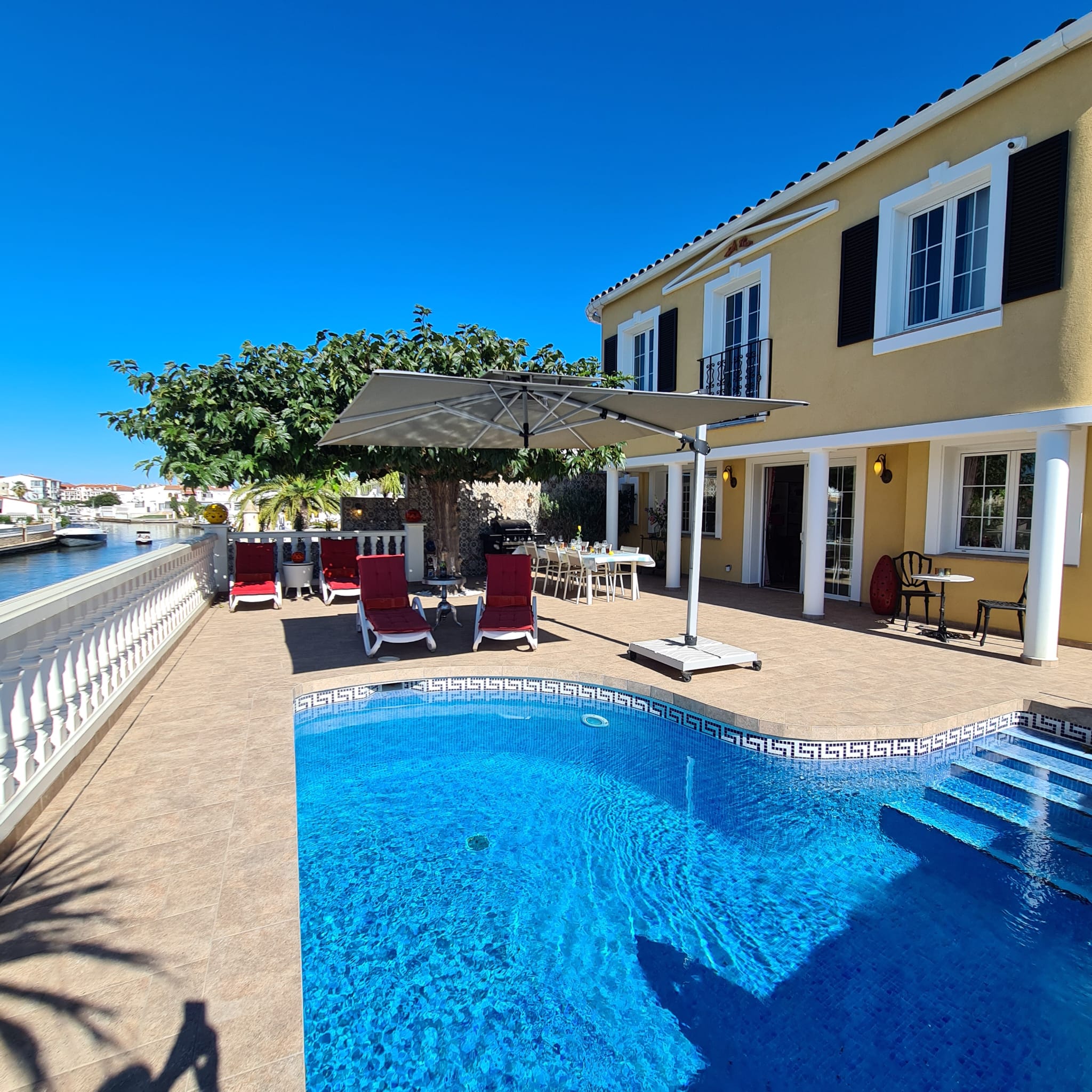 Casa soleada al canal con piscina en Empuriabrava