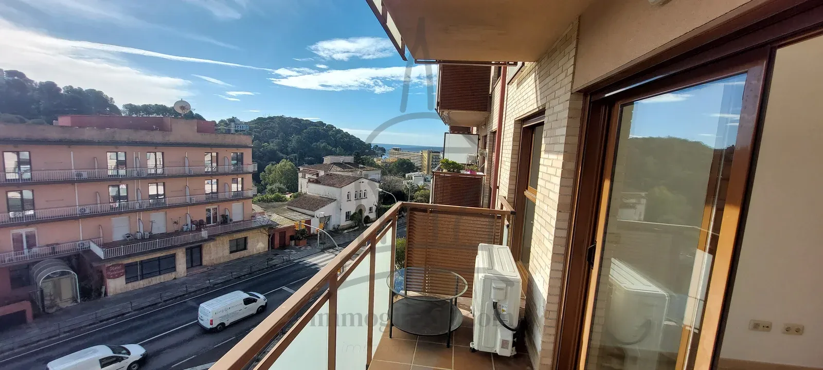 Piso moderno con piscina, terraza y parking